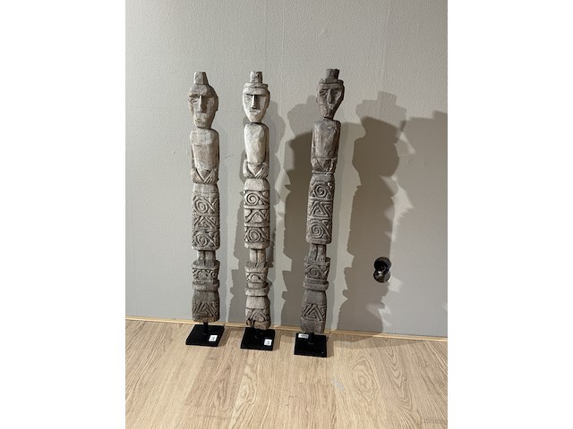 3x houten beeld, op voet - afbeelding 1 van  2