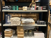 3x inhoud stellingplank w.o. horeca- en keukenbenodigdheden