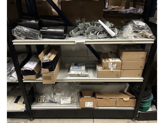 3x inhoud stellingvak diversen w.o. verlichting w.o. philips, siemens - afbeelding 1 van  20
