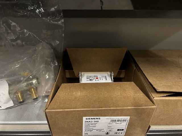 3x inhoud stellingvak diversen w.o. verlichting w.o. philips, siemens - afbeelding 18 van  20