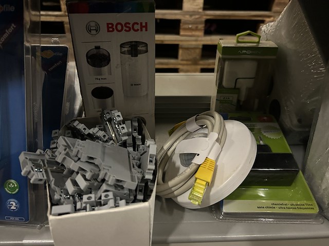 3x inhoud stellingvak w.o. bewegingsmelder w.o. dunlop, bosch, profile, delta, renkforce - afbeelding 3 van  7
