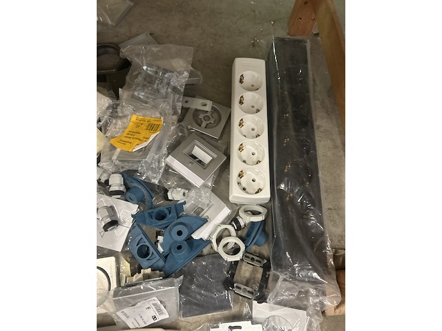 3x inhoud stellingvak w.o. divers schakelmateriaal w.o. busch-jaeger, klauke - afbeelding 2 van  18