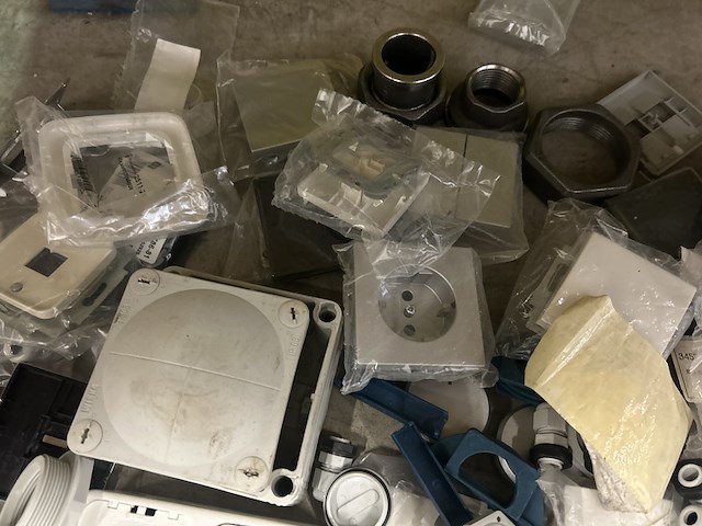 3x inhoud stellingvak w.o. divers schakelmateriaal w.o. busch-jaeger, klauke - afbeelding 4 van  18