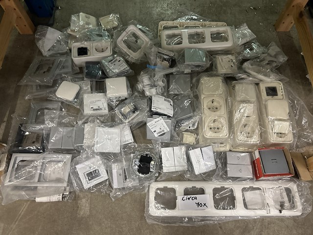 3x inhoud stellingvak w.o. divers schakelmateriaal w.o. busch-jaeger, klauke - afbeelding 5 van  18