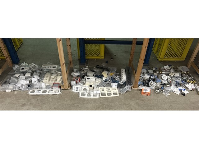 3x inhoud stellingvak w.o. divers schakelmateriaal w.o. busch-jaeger, klauke - afbeelding 1 van  18