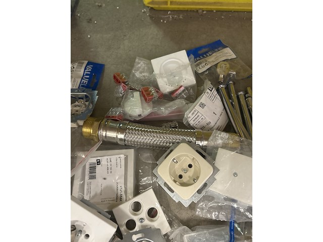 3x inhoud stellingvak w.o. divers schakelmateriaal w.o. busch-jaeger, klauke - afbeelding 17 van  18