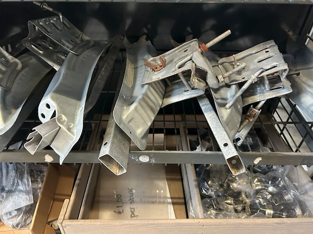 3x inhoud stellingvak w.o. installatiematerialen w.o. lionelo - afbeelding 8 van  10