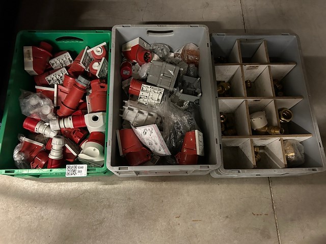 3x installatie materiaal w.o. contrastekkers, knelringen - afbeelding 1 van  7