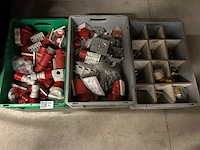 3x installatie materiaal w.o. contrastekkers, knelringen - afbeelding 1 van  7