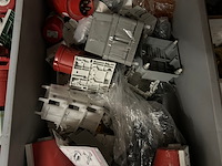 3x installatie materiaal w.o. contrastekkers, knelringen - afbeelding 3 van  7