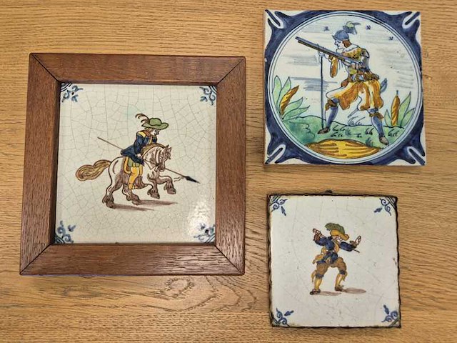 3x keramische wandtegels , delfts/makkum-stijl met soldaten en ruiter - afbeelding 1 van  7