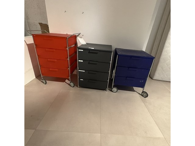 3x ladenkast kartell, mobil, antraciet, rood en blauw, by antonio citterio - afbeelding 1 van  1