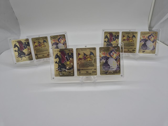 3x metalen pokémon charizard kaarten in luxe acryl display - afbeelding 1 van  11