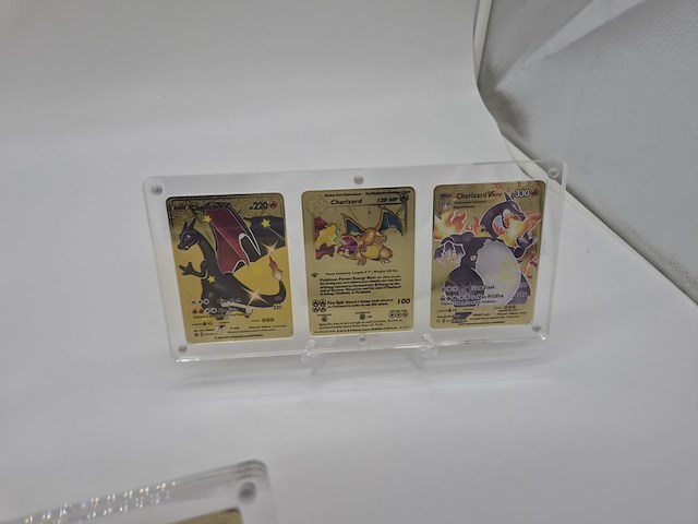 3x metalen pokémon charizard kaarten in luxe acryl display - afbeelding 7 van  11