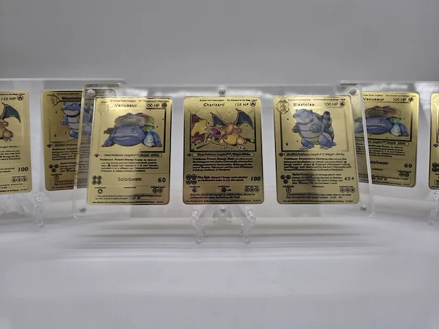 3x metalen venusaur, charizard en blastoise (base set) pokémon kaarten in acryl display - afbeelding 1 van  11
