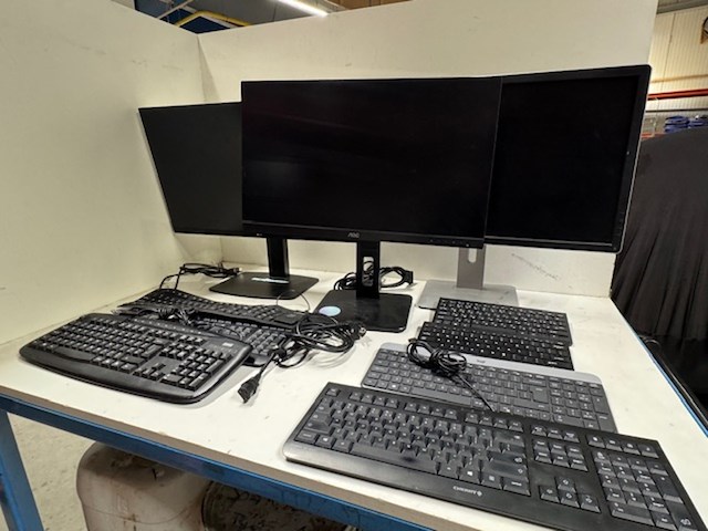 3x monitor en diverse toetsenborden o.a. lg en dell, 27ul600 en - afbeelding 1 van  9