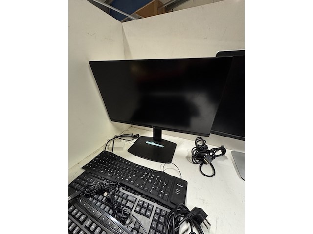 3x monitor en diverse toetsenborden o.a. lg en dell, 27ul600 en - afbeelding 4 van  9