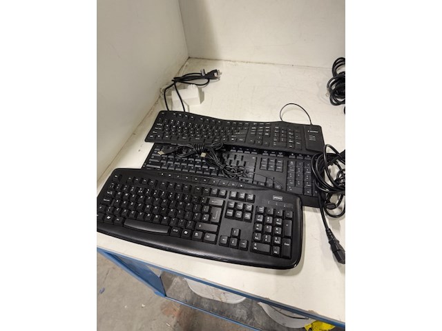 3x monitor en diverse toetsenborden o.a. lg en dell, 27ul600 en - afbeelding 6 van  9