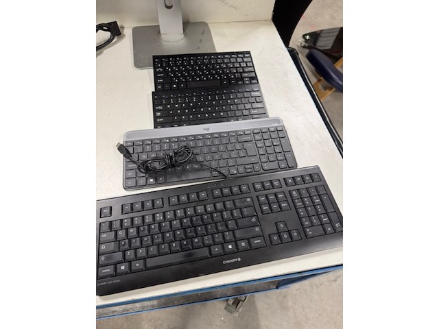 3x monitor en diverse toetsenborden o.a. lg en dell, 27ul600 en - afbeelding 7 van  9