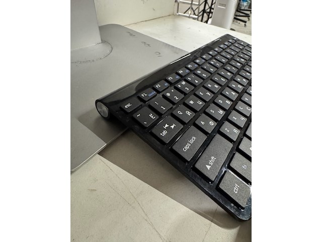 3x monitor en diverse toetsenborden o.a. lg en dell, 27ul600 en - afbeelding 8 van  9