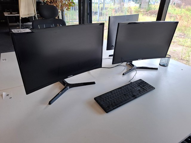 3x monitor samsung, c24f396fhu - afbeelding 1 van  5