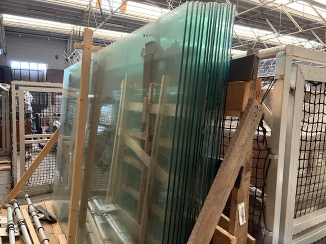 3x officiële padelbanen frames en glazen panelen ca. 50 panelen - afbeelding 2 van  14