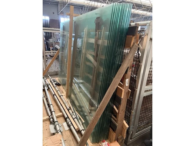 3x officiële padelbanen frames en glazen panelen ca. 50 panelen - afbeelding 4 van  14