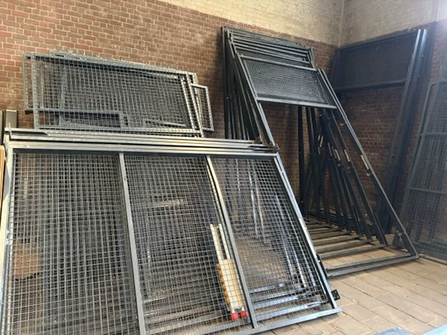 3x officiële padelbanen frames en glazen panelen ca. 50 panelen - afbeelding 7 van  14