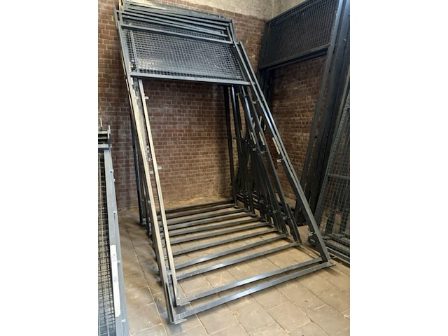 3x officiële padelbanen frames en glazen panelen ca. 50 panelen - afbeelding 8 van  14