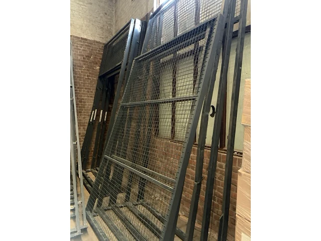 3x officiële padelbanen frames en glazen panelen ca. 50 panelen - afbeelding 9 van  14