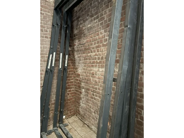3x officiële padelbanen frames en glazen panelen ca. 50 panelen - afbeelding 11 van  14