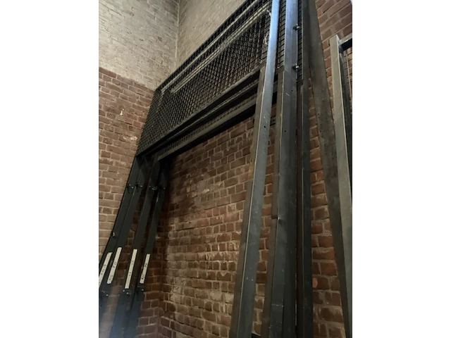 3x officiële padelbanen frames en glazen panelen ca. 50 panelen - afbeelding 12 van  14