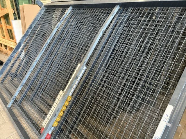 3x officiële padelbanen frames en glazen panelen ca. 50 panelen - afbeelding 13 van  14