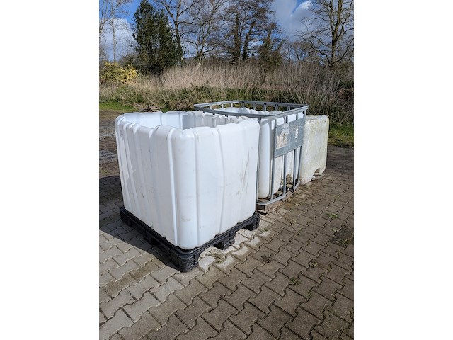 3x opengewerkte ibc container - afbeelding 1 van  7