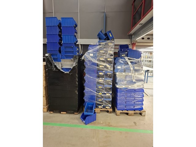 3x pallet met magazijnbakken, diverse maten - afbeelding 1 van  5