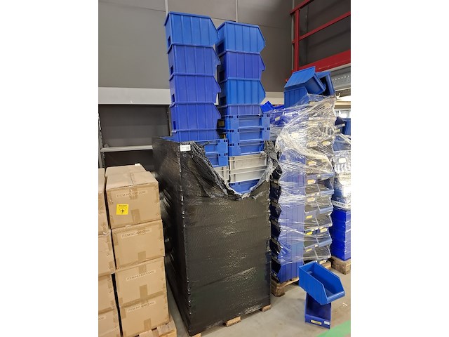 3x pallet met magazijnbakken, diverse maten - afbeelding 4 van  5