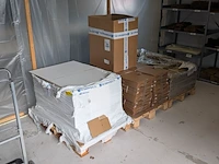 3x pallet met verpakkingsdozen