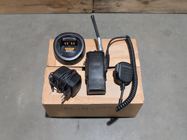 3x portofoon met accessoires, motorola - afbeelding 1 van  9