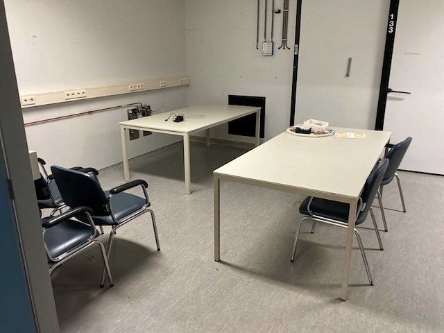 3x tafel, 8x stoel - afbeelding 1 van  4