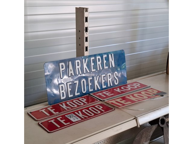 3x "te koop bordje" en 1x "parkeren bezoekers" - afbeelding 1 van  4