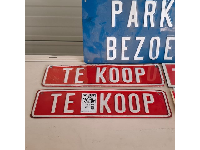 3x "te koop bordje" en 1x "parkeren bezoekers" - afbeelding 3 van  4