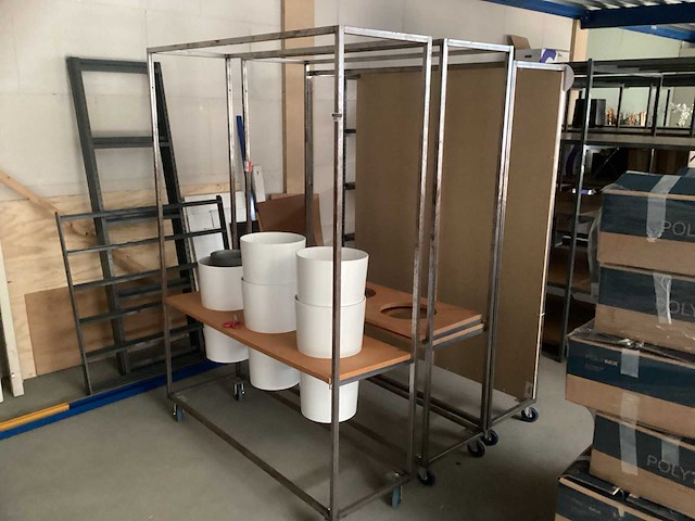 3x verrijdbare metalen displayrekken incl. inhoud - afbeelding 1 van  3