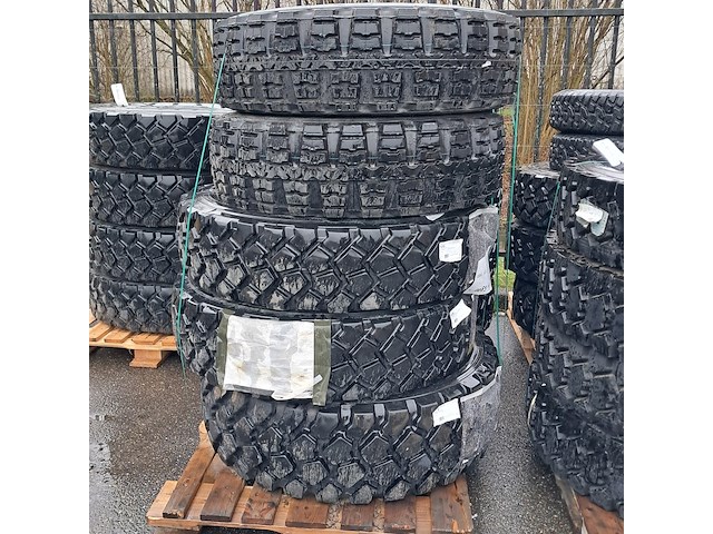 3x vrachtwagenband en 2x terreinband, michelin/continental - afbeelding 1 van  7