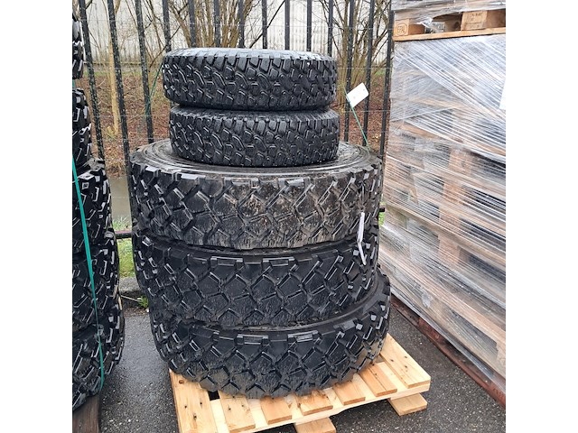 3x vrachtwagenband en 2x terreinband, michelin/continental - afbeelding 1 van  9