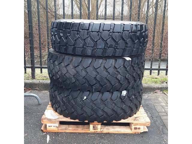 3x vrachtwagenband, o.a continental - afbeelding 1 van  9