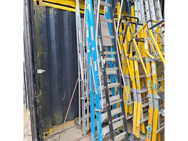 3x werktrap, 1x ladder - afbeelding 1 van  3