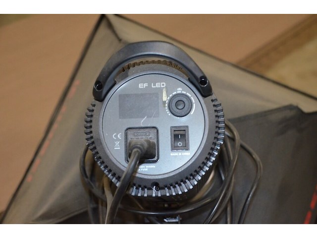 4 foto studiolampen op statief waarvan 2 jinbei ef-150 , 2 jinbei, 3 fototoestel statieven diverse merken - afbeelding 2 van  18