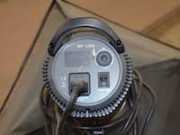 4 foto studiolampen op statief waarvan 2 jinbei ef-150 , 2 jinbei, 3 fototoestel statieven diverse merken - afbeelding 2 van  18