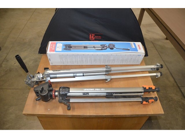 4 foto studiolampen op statief waarvan 2 jinbei ef-150 , 2 jinbei, 3 fototoestel statieven diverse merken - afbeelding 3 van  18
