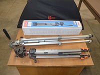 4 foto studiolampen op statief waarvan 2 jinbei ef-150 , 2 jinbei, 3 fototoestel statieven diverse merken - afbeelding 3 van  18